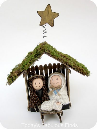 This adorable project is made from terra cotta pots. A sweet Christmas 