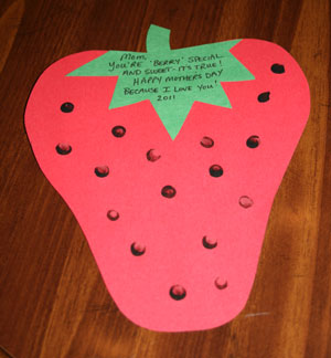 Show Mom how “berry” special she is by making her this strawberry 
