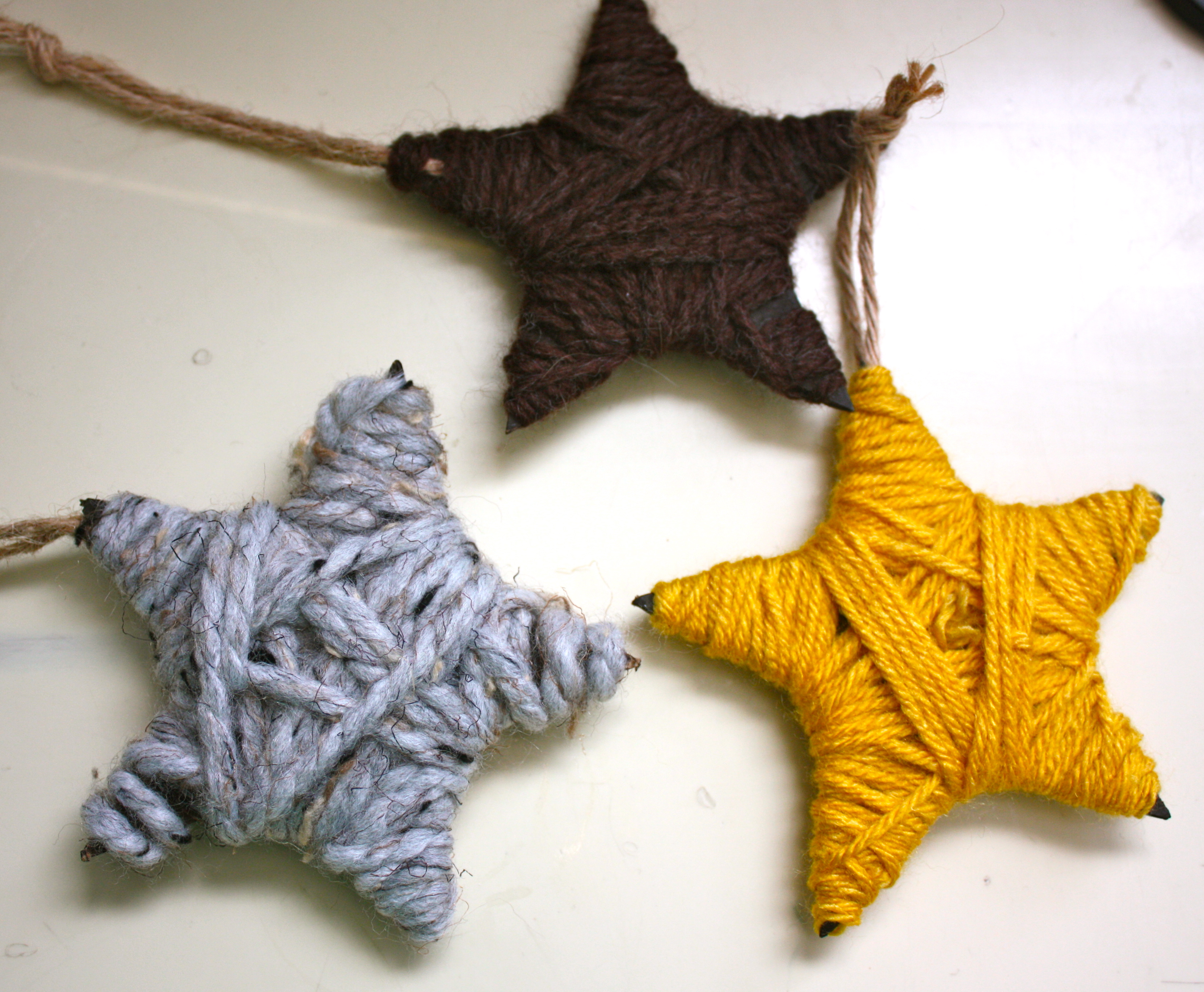 Yarn Wrapped Stars | Fun Family Crafts