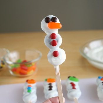 Mini Cookie Snowman Pops