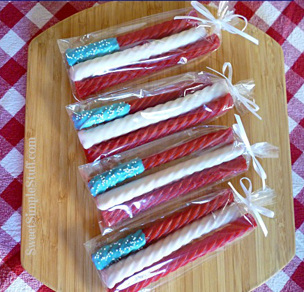 4th of July Licorice Party Favors | Fun Family Crafts