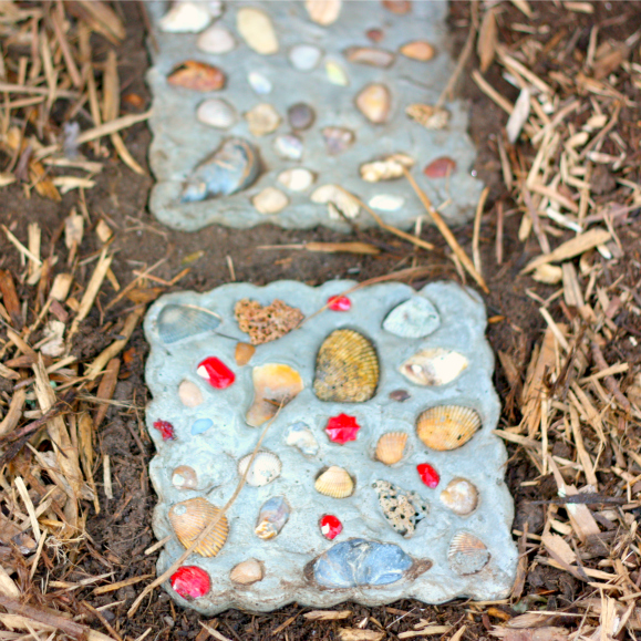 DIY Garden Stepping Stones - Crafts by Amanda - Garden Crafts