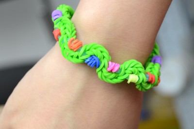 Twisty Rubber Band Bracelet | Fun Family Crafts