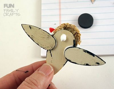 How to make an adorable crow craft! This sweet magnet is perfect for hanging papers on the fridge or makes a fun gift for a teacher, friend or parent. :)