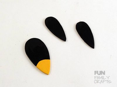 How to make an adorable crow craft! This sweet magnet is perfect for hanging papers on the fridge or makes a fun gift for a teacher, friend or parent. :)