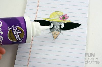 How to make an adorable crow craft! This sweet magnet is perfect for hanging papers on the fridge or makes a fun gift for a teacher, friend or parent. :)