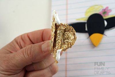 How to make an adorable crow craft! This sweet magnet is perfect for hanging papers on the fridge or makes a fun gift for a teacher, friend or parent. :)