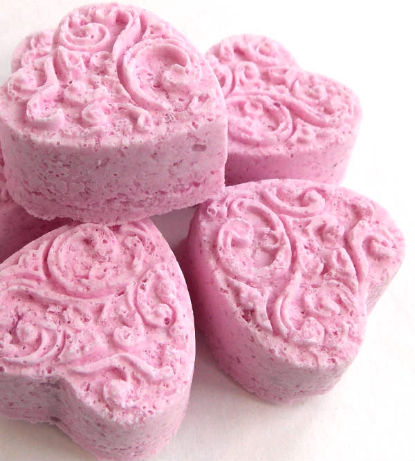 Easy DIY Bath Bomb Recipe, Learn how to make your own bath scented bath bombs. Great gift idea!