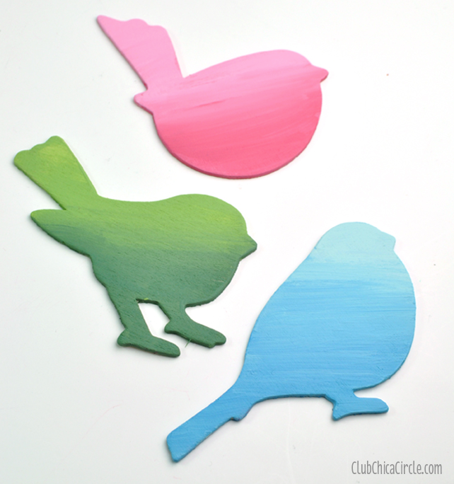 It’s time to get in the Spring spirit with this super easy Spring bird wall art. So simple and so pretty.