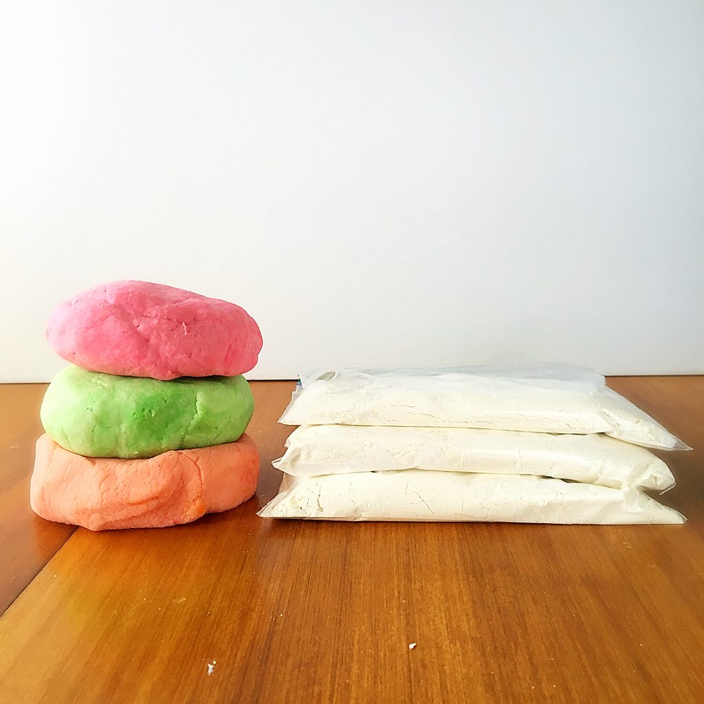 Create these fun homemade playdough packs.  They can be made ahead of time and pulled out in a pinch.  Plus they contain a fun color surprise!