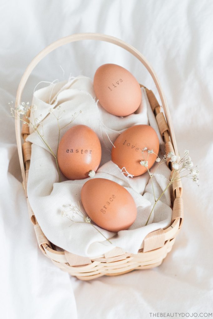 Easy DIY stamped Easter eggs. The easiest way to decorate your Easter eggs this year mess free.