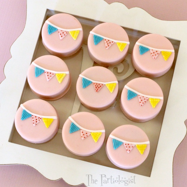 Learn how to turn your Oreo's into Shabby Chic Oreo's with a fondant bunting!