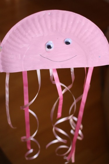 This cute jellyfish is made from a paper plate and ribbon. A fun project for preschoolers and great for an ocean theme!