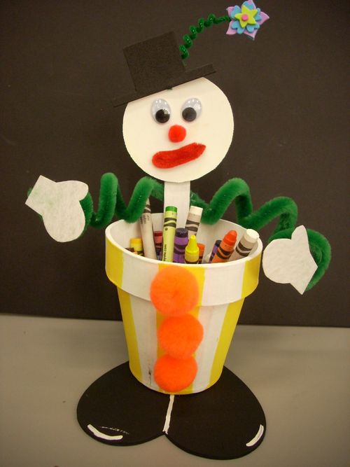Having a fun pencil cup is a great way to encourage kids to head to the desk! This cute clown pencil cup is fun to make and looks so cute and cheerful!