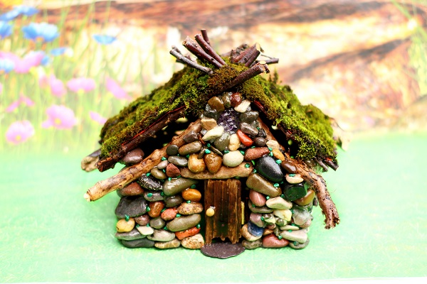 Free tutorial - Make your own fairy house with a real moss roof