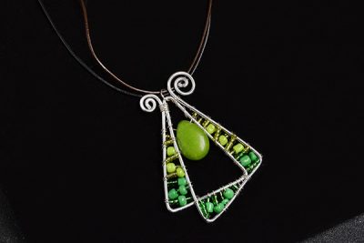 Seed bead pendant necklace