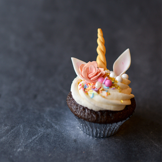 Learn how easy it is to make this unicorn cupcake by making edible gum paste unicorn cupcake toppers.